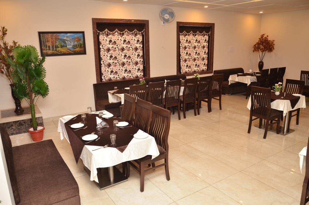 Regal Hotel And Restaurant Mathura Exterior photo